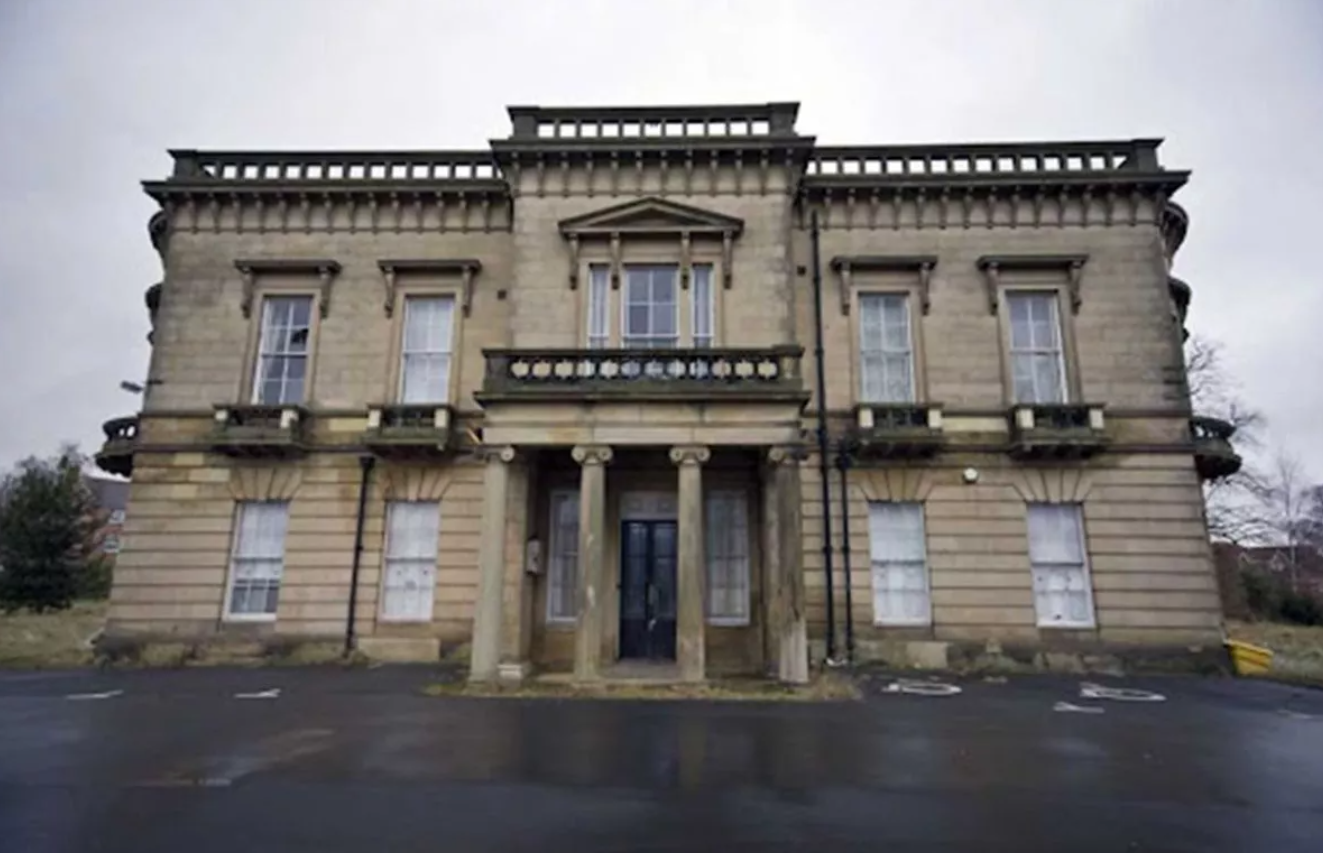 Мужчина решил посетить заброшенную больницу и сделал ужасную находку: что он там увидел